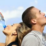 Woda z kranu, butelki czy filtra? Jak pić zdrową wodę na co dzień?