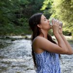 Po co pamiętać o piciu wody w ciągu dnia? Dlaczego to aż tak ważne?